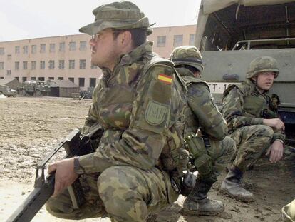 Soldados españoles en las afueras de Kabul en febrero de 2002.