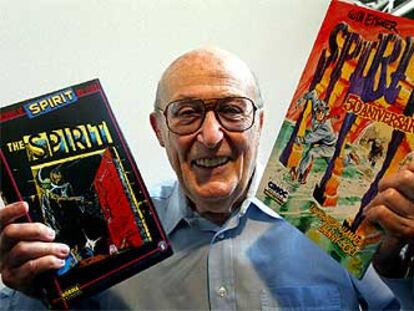 El dibujante Will Eisner enseñando los recopilatorios de sus historietas ayer en Barcelona.
