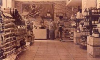 En 1968, la bodega abrió una tienda en Madrid, en la calle Blasco de Garay, ya bajo el concepto de autoservicio. Eran 250 metros de vinos y licores al alcance de los clientes, que podían circular libremente por el local.