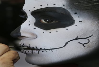 Una mujer disfrazada durante el desfile de este sábado de Día de Muertos