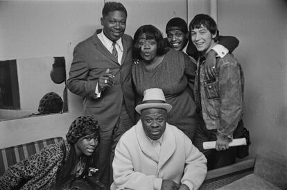 El cantautor y guitarrista estadounidense B B King (de pie a la izquierda) posa con el cantautor británico Eric Burdon, de The Animals, y el cantautor estadounidense Rufus Thomas (sentado con sombrero), sentado junto a su hija, la cantante estadounidense Carla Thomas, en las oficinas de Stax Records en Nashville, Tennessee, alrededor de 1967.