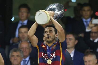 Pedro, amb la Supercopa d'Europa conquistada amb un gol seu.