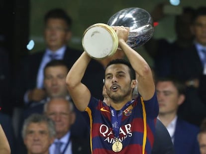 Pedro, amb la Supercopa d'Europa conquistada amb un gol seu.