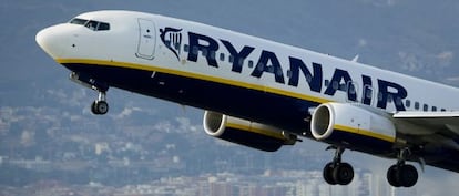 Un avi&oacute;n de Ryanair despega del aeropuerto de el Prat.