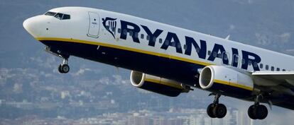 Un avión de Ryanair despega del aeropuerto de el Prat.