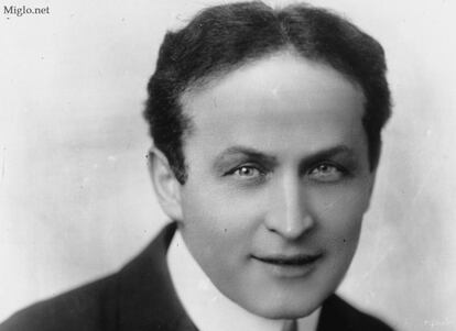 Harry Houdini pasó una época en la calle ganando unas pocas monedas al día haciendo trucos de magia a los transeúntes.