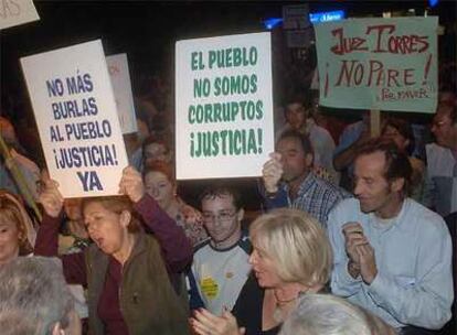 Un grupo de vecinos de Marbella, en una manifestación de apoyo a las investigaciones judiciales en octubre.