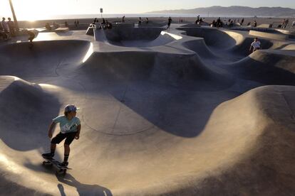 El 'skatepark' de Venice está abierto desde las 9.00 de la mañana hasta el atardecer. La entrada es gratuita y es recomendable el uso de casco. Cuenta con hormigón liso, piscina y un sinfín de características que han atraído a profesionales y aficionados de todo el mundo.