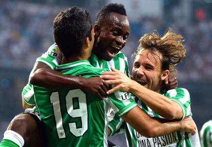 Los jugadores del Betis celebran el 0 a 1.