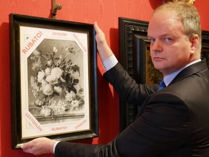 El director de los Uffizi, Eike Schmidt, sostiene una reproducción de 'Jarrón con flores', con el rótulo de "Robado".