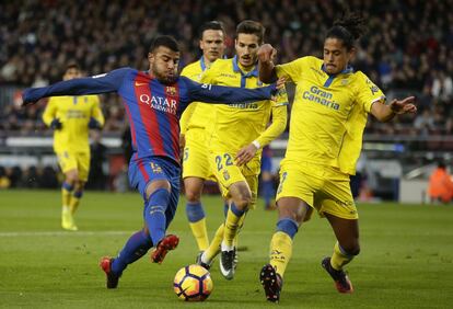 Rafinha (i), del Barcelona, pelea junto con Mauricio Lemos, de Las Palmas.