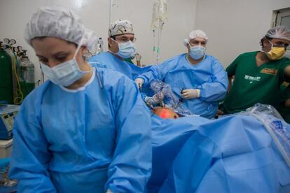 O centro cirúrgico do hospital municipal de General Carneiro só tinha uma mesa de cirurgia. A ONG levou todo o equipamento necessário para realizar as 16 operações por laparoscopia.