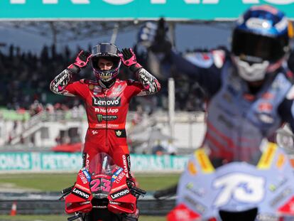 Enea Bastianini, ganador de la carrera en Malasia por delante de Alex Márquez, en primer plano.