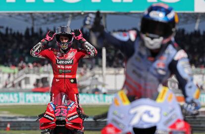 Enea Bastianini, ganador de la carrera en Malasia por delante de Alex Márquez, en primer plano.