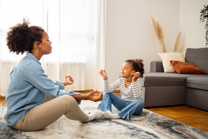 Los progenitores pueden practicar junto a sus hijos técnicas de relajación que les ayuden a controlar la ansiedad.
