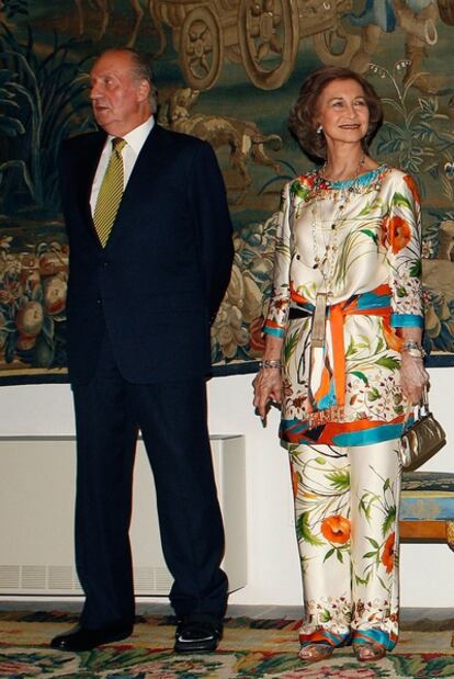 El rey Juan Carlos y la reina Sofia, a su llegada a la cena con las autoridades de Baleares, celebrada esta noche en el Palacio de la Almudaina de Palma de Mallorca.
