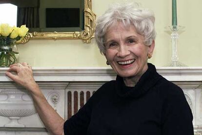 La escritora canadiense Alice Munro, fotografiada  en Nueva York en 2002.