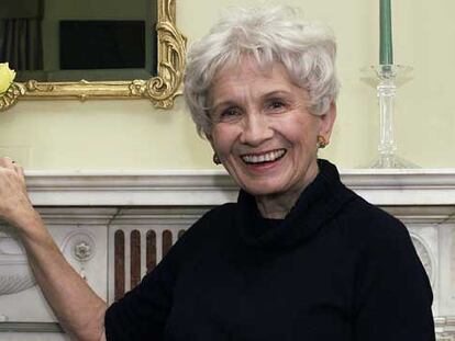 La escritora canadiense Alice Munro, fotografiada en Nueva York en 2002.