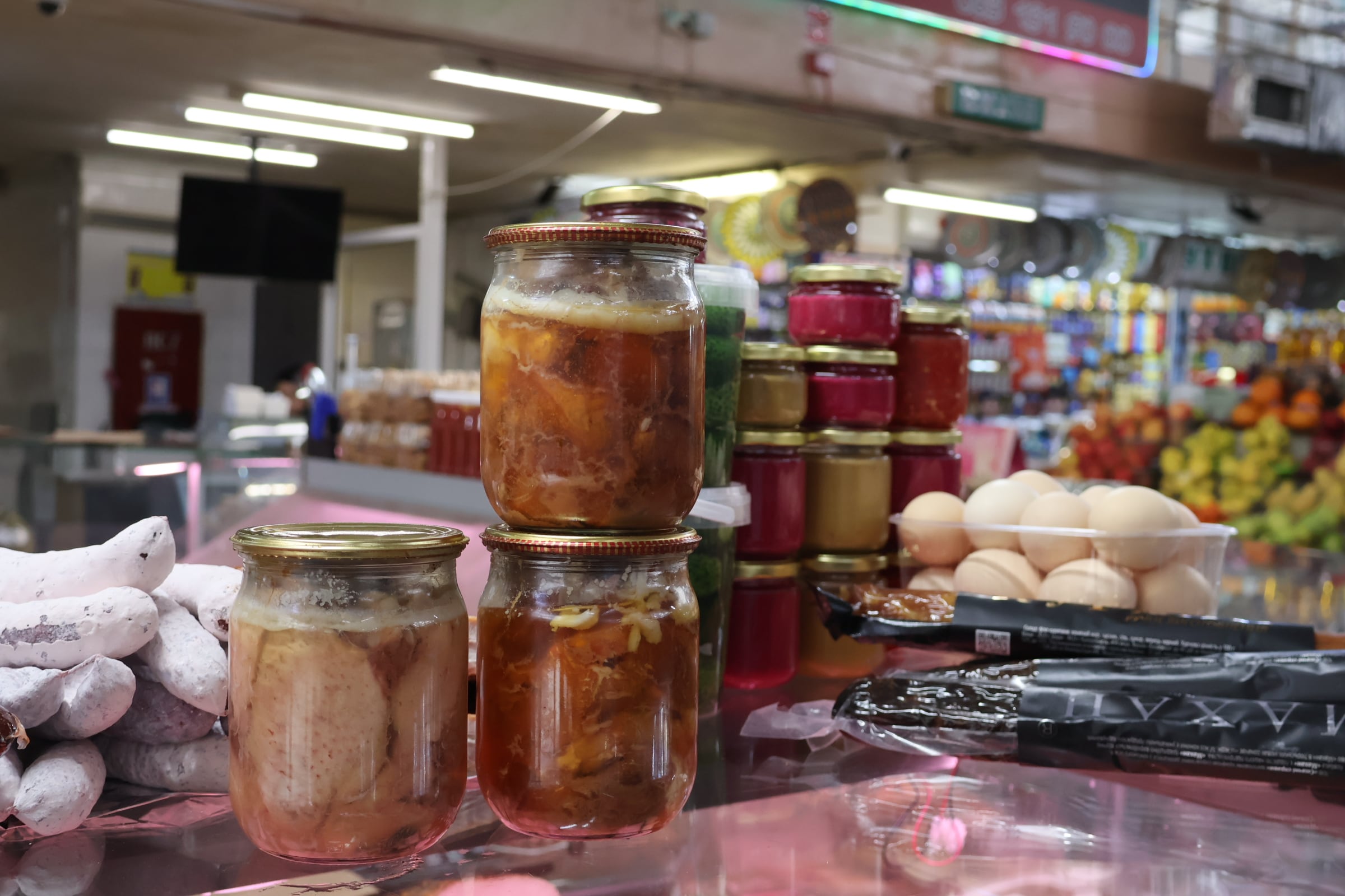 Tushonka de pollo y de cerdo en el mercado Volodimirski de Kyiv, el 22 de abril.