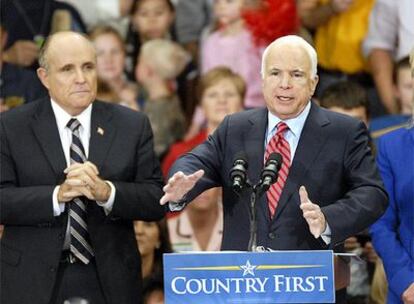 El candidato republicano John McCain y al ex alcalde de Nueva York Rudolph Giuliani durante un acto electoral en Hanoverton (Ohio)