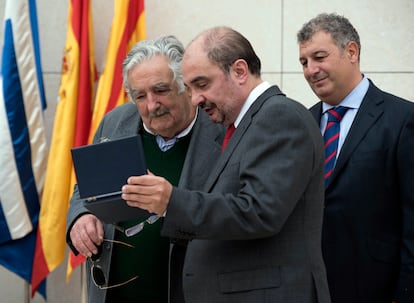 José Mujica, expresidente de Uruguay, junto a Javier Lambán, durante una visita a la localidad de la Puebla de Albortón (Zaragoza), de donde proceden los antepasados de José Gervasio Artigas (1764-1850), padre y libertador de Uruguay, el 15 de septiembre de 2015.