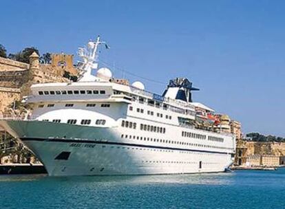 El crucero<i> Jules Verne</i> en otra escala en el puerto maltés de La Valeta.