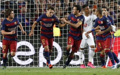 Munir celebra junto a sus compañeros el primer gol del Barcelona.