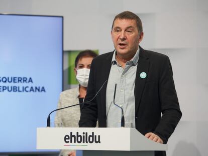 El coordinador general de EH Bildu, Arnaldo Otegi, y la parlamentaria Mertxe Aizpurua al fondo, en una comparecencia sobre los Presupuestos del Estado este viernes en San Sebastián.