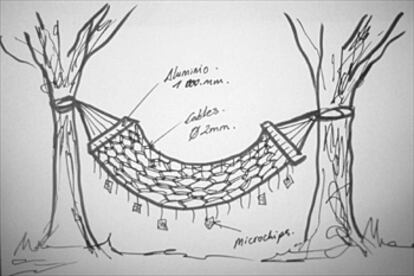 Hamaca construida con cables, chips y aparatos electrónicos, de Natalia Martínez