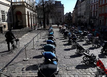 109 carritos de bebé colocados en una plaza del centro de Lviv para recordar a los niños que han muerto hasta ahora en la guerra con Rusia. La Fiscalía de Menores de Ucrania ha denunciado este viernes que al menos 109 niños han muerto y más de 130 han resultado heridos en ataques perpetrados por Rusia desde el comienzo de la invasión del país, el 24 de febrero.