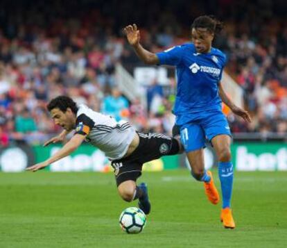 Loïc Rémy supera al valencianista Parejo.