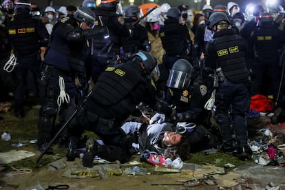 La policía detiene a una manifestante propalestina durante el desalojo de la universidad de UCLA este jueves. 