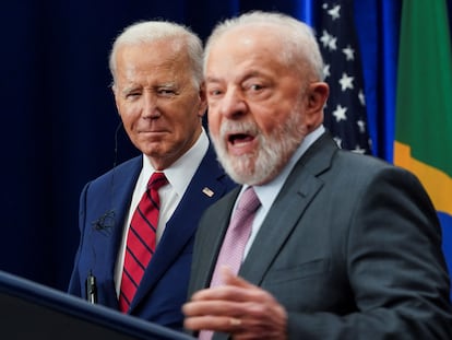 El presidente Joe Biden escucha a su homólogo brasileño, Lula da Silva, este miércoles en Nueva York.