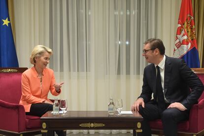 La presidenta de la Comisión Europea, Ursula von der Leyen, y el presidente de Serbia, Aleksandar Vucic, durante su encuentro en Belgrado este miércoles.