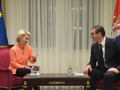 La presidenta de la Comisión Europea, Ursula von der Leyen, y el presidente de Serbia, Aleksandar Vucic, durante su encuentro en Belgrado este miércoles.