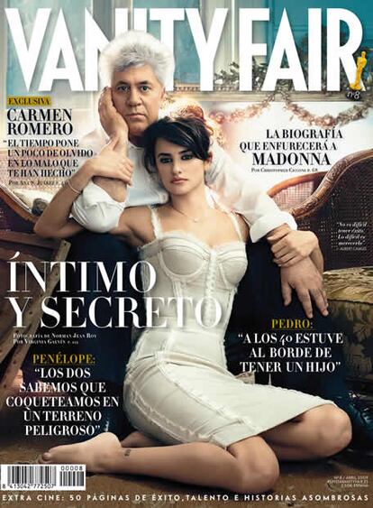 No podía ser de otra forma. El Oscar de Penélope Cruz ha sido la máxima noticia de marzo, por lo que las portadas de abril rebosan sus fotos por todas partes. Pero la que más llama la atención es una que la actriz comparte con Pedro Almodóvar, porque ambos hablan de intimidad y secretos. El director se confiesa en <i>Vanity Fair</i> del mes que viene contando que estuvo a punto de tener un hijo: "A los cuarenta estuve absolutamente al borde de tener un hijo". Y detalla: "Cuando creía que era bisexual llegué a pensar 'y si tuviera un hijo
' Pero entonces el mundo me parecía un sitio atroz al que traer un nuevo ser".