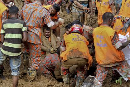 Equipos de rescate sacan el cuerpo de una víctima después de un corrimiento de tierras en Bangladesh.