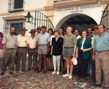 El exmandatario de la antigua URSS Mija&iacute;l Gorbachov y el expresidente espa&ntilde;ol Felipe Gonz&aacute;lez (ambos, en pantal&oacute;n corto), en la entrada del palacio de Do&ntilde;ana, durante la visita que el primero realiz&oacute; a principios de la d&eacute;cada de los noventa. Detr&aacute;s de Gorbachov, el entonces director de la estaci&oacute;n biol&oacute;gica, Miguel Delibes de Castro.