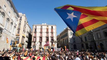 CIENTOS DE ESTUDIANTES CONCENTRAN ANTE EL PALAU DE LA GENERALITAT