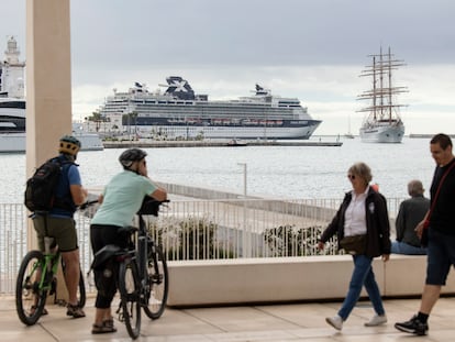 Un crucero atracado en Málaga.