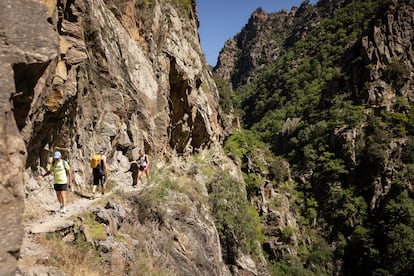 Excursionistas atraviesan las Gorges de Carançà, en el Pirineo francés.