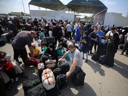 Residentes palestinos, algunos con nacionalidad extranjera, esperaban a poder cruzar la frontera hacia Egipto y la llegada de la ayuda humanitaria internacional, en Rafah.