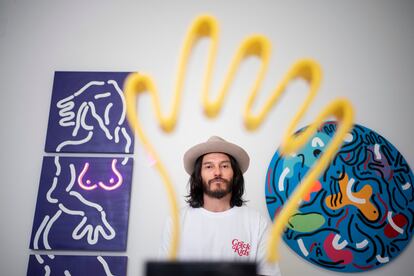 El artista Nicolás Villamizar fotografiado en su estudio del barrio de Usera, Madrid.