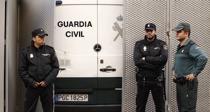 Agentes de la Policía Nacional y la Guardia Civil, en una imagen de archivo.