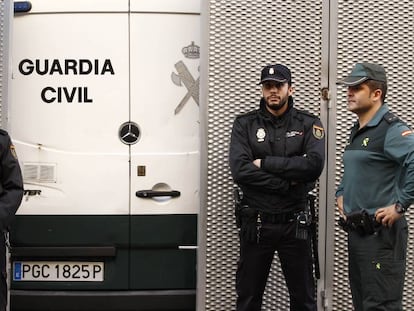 Agentes de la Policía Nacional y la Guardia Civil, en una imagen de archivo.