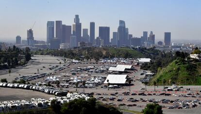 Largas filas de automóviles se congregan diariamente en el centro de vacunación instalado en el Estadio Dodgers de Los Ángeles (California), sin embargo muchos de los ancianos de ese vecindario no tienen manera de vacunarse debido a que carecen de vehículo.