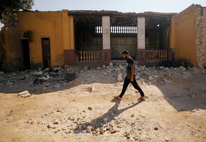 Un hombre camina enfrente de un cementerio en ruinas en el Cairo en una imagen de archivo.