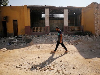 Un hombre camina enfrente de un cementerio en ruinas en el Cairo en una imagen de archivo.