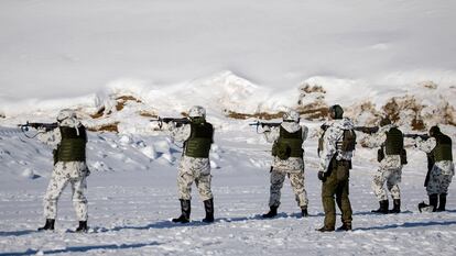 Un grupo de reservistas de la Brigada Karelia disparan durante unos ejercicios militares en Taipalsaari, al suresta de Finlandia, el pasado día 9.