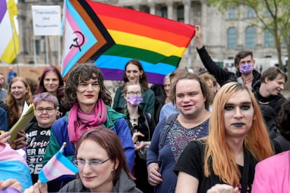 Manifestación a favor de la nueva ley trans en el Bundestag de Berlín, este viernes.